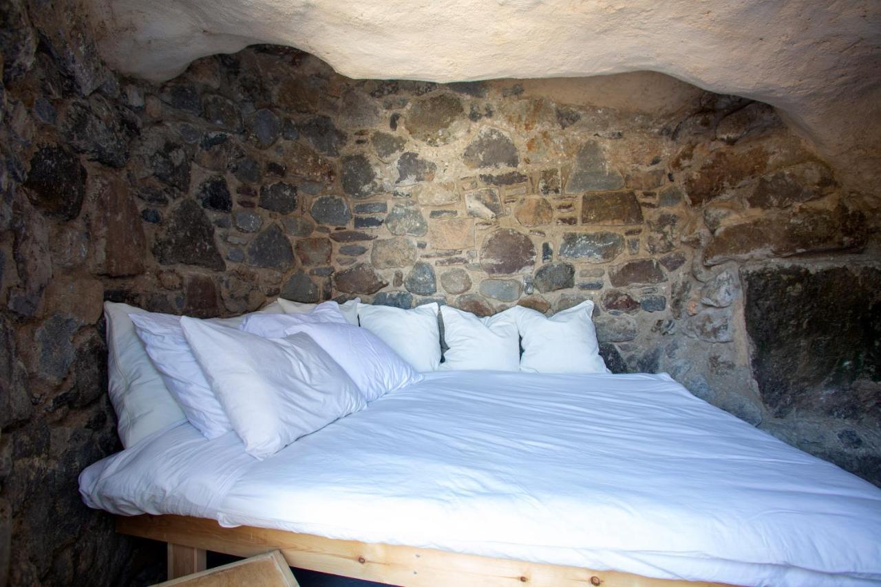My Old Stone House In A 2 000 Sqm Private Garden With Fab Glamping Tent Mandrákion エクステリア 写真